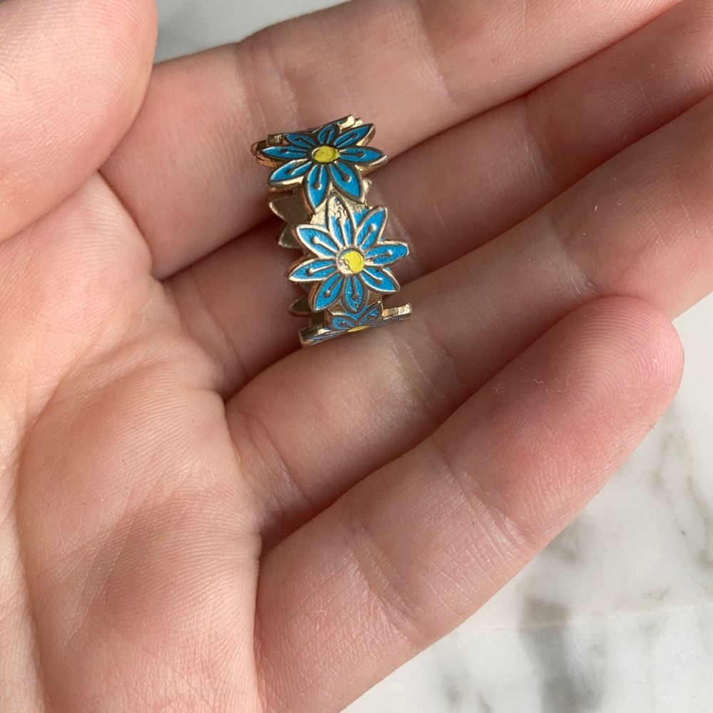 Daisy flower ring ***3/$10 fun boho ring